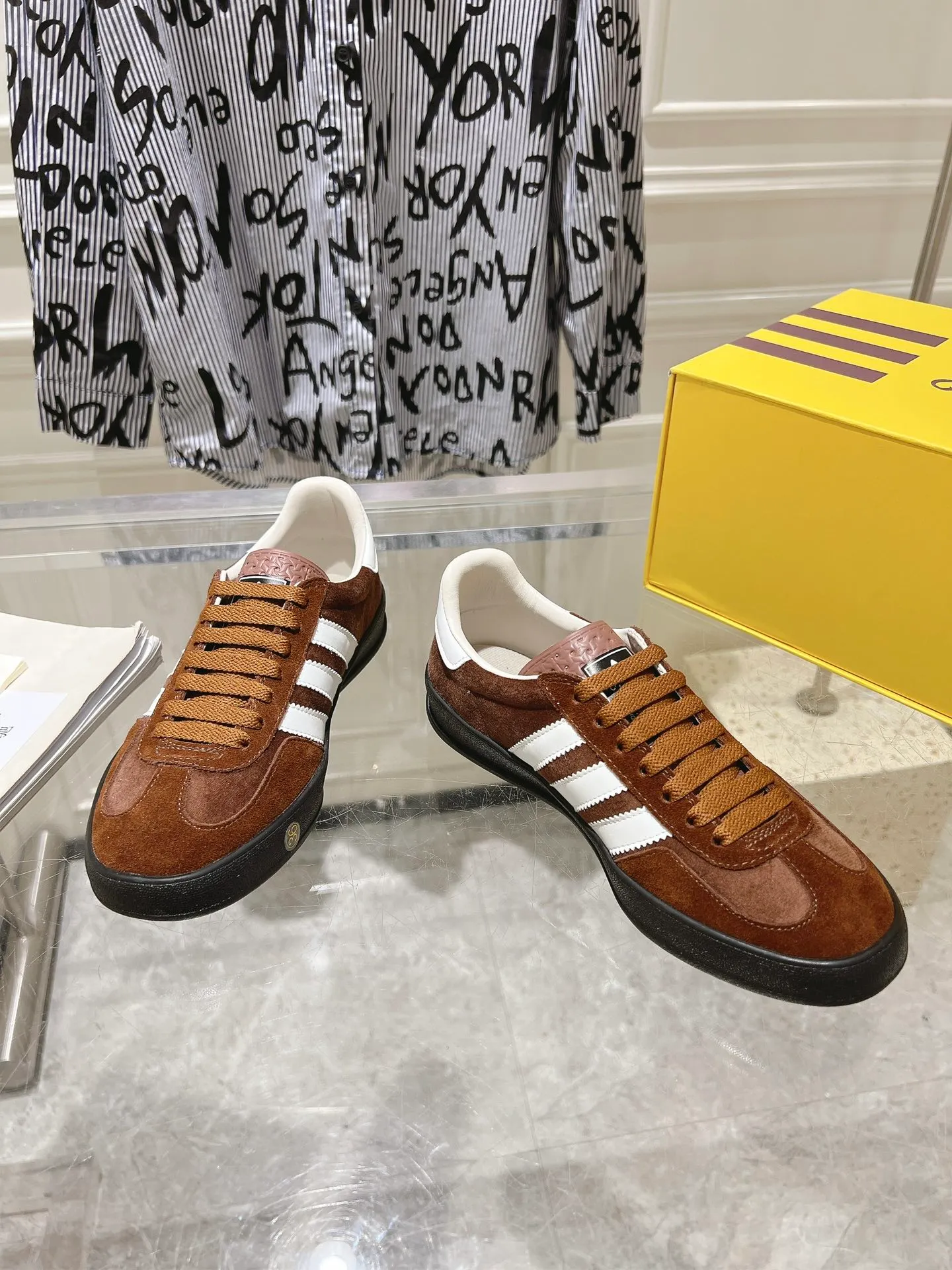 👟👟Ex-factory price 520👟👟Gucci&adidas joint limited edition couple's sneakers. A super nice joint casual sneaker with rich and bold colors! It showed everyone a completely different charm from the past! Combining retro style and youthful sports style to create a new aesthetic! Vitality yet stylish at the same time! ! Upper - made of cowhide, cowhide, cloth. Lining - sheepskin lining for foot pads. Sole - original open-molded beef tendon non-slip and wear-resistant outsole. Size: 35-47 (couple style)
